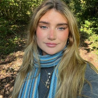 Hi, I’m Lowri, 24! I’m looking for a doub... Main Photo