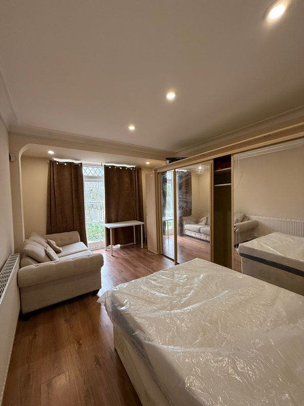 2Dbl Rms Starting from &pound;600 in Ilford/Red Bridge Main Photo