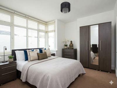 LOTS of Free Parking! 🚗 Modern SE12 Ensuite Room Main Photo