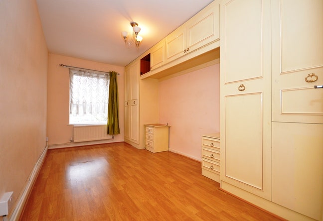 2 Double Bedroom Flat - E14  Main Photo