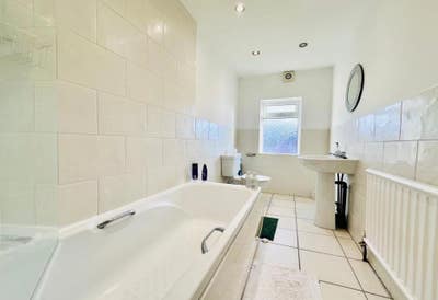 Spare room available for 3 months, and beyond Main Photo