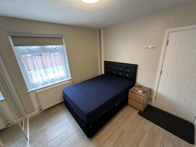 Hayes Town (UB3) - BIG Double Room with Internet Main Photo