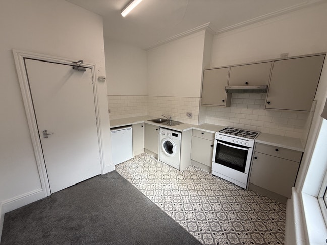 Modern Spacious 1 Bed apartment Near City Center  Main Photo