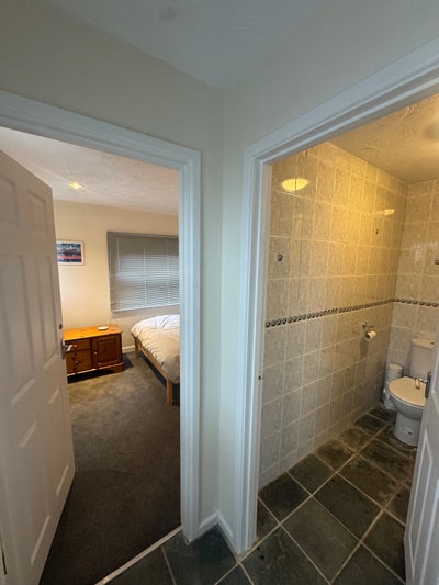 A very quiet double room with en-suite shower room Main Photo