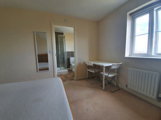 En-suite couple room avail all bills inclusive Main Photo