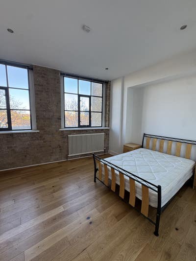 Big bright bedroom w/ own bathroom in Spitalfields Main Photo