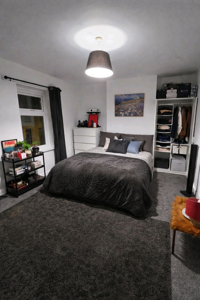 A double bed in 5 bedrooms house Main Photo