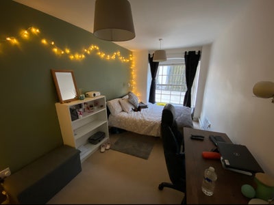 Double room in an all female flat, close to tube!  Main Photo