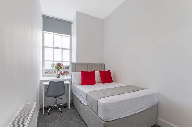 Bright Central South Bridge Room Main Photo