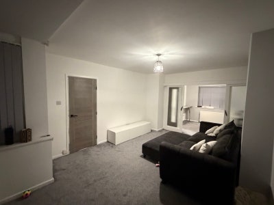 3 Rooms,Recently Renovated-Prime Location Main Photo