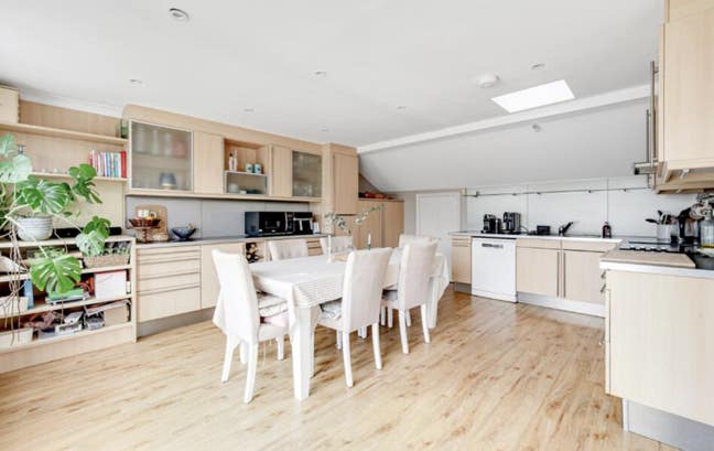 Double room available – West Kensington Main Photo