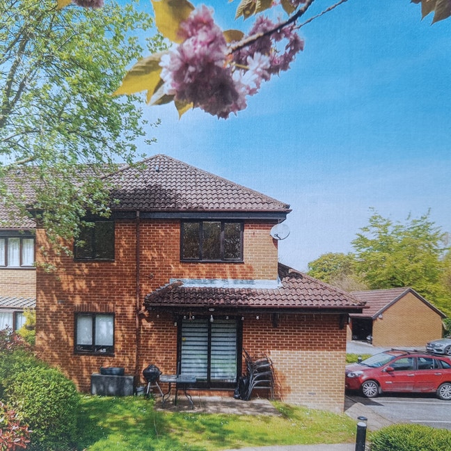 1 bed flat in secure location close to town centre Main Photo