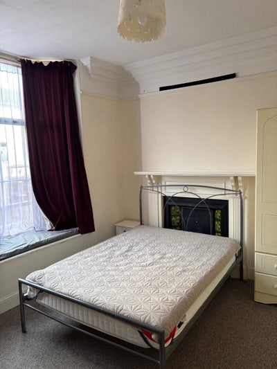 Double Bedroom in City Centre  Main Photo
