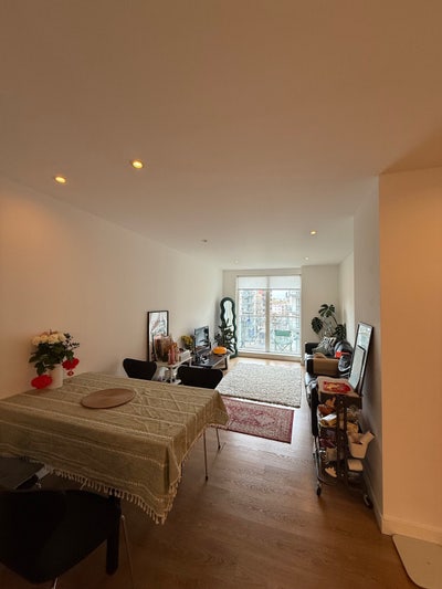 Modern Ensuite Room in Stylish-2 Bed flat!  Main Photo