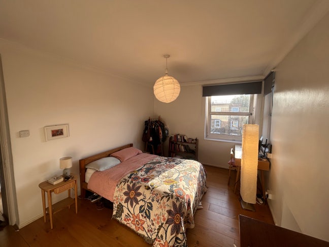 Lovely light + large bedroom next to London Fields Main Photo