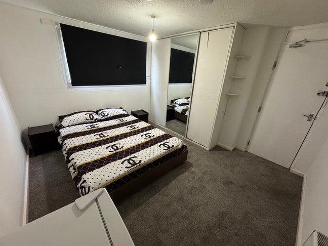 3 double rooms available in NN3 9BN with 2 showers Main Photo