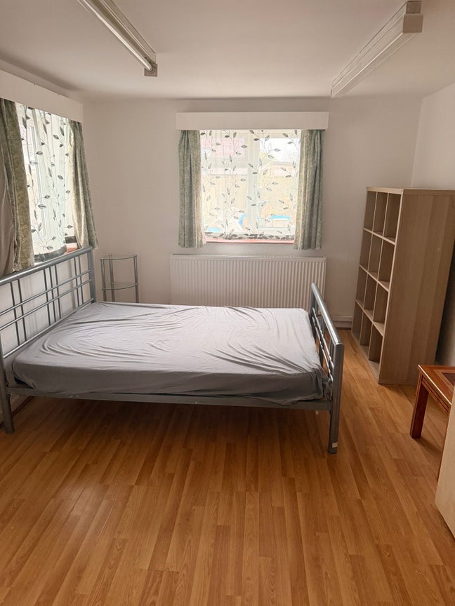 Spacious Double Room with Seperate Bathroom Main Photo