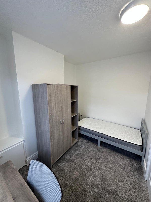New Room Available Great Location ! Main Photo