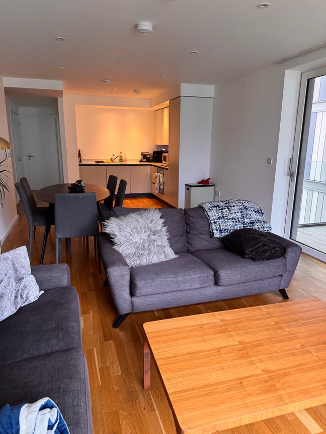 Large double room in modern flat Main Photo