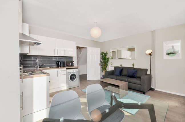 4XL Room + Balcony– nr Vicky Park 🌿🚆✨ Main Photo