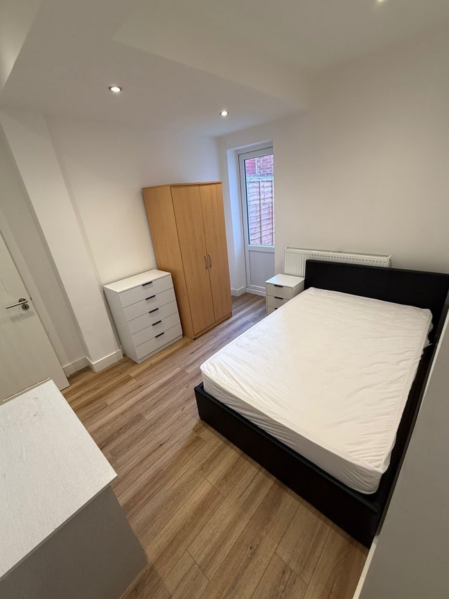 Ensuite, Modern room in a newly refurbished house Main Photo