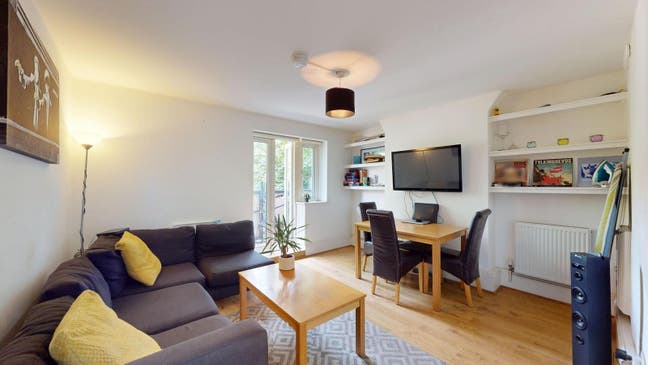 Huge Room + Balcony – Calm Flat nr Victoria Park  Main Photo