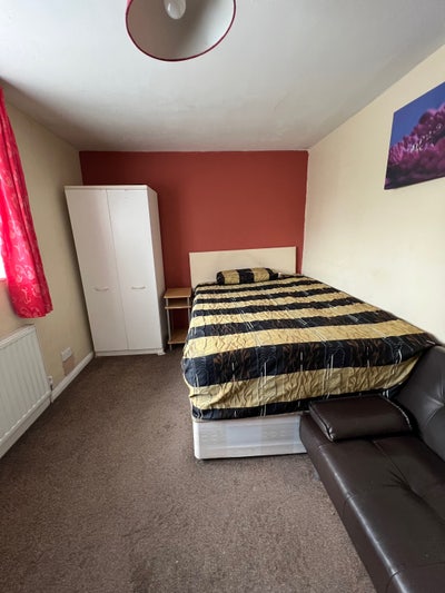 King size bedroom for rent(Slough) Main Photo