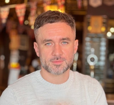 Professional looking for Studio /1 Bed Flat   Main Photo