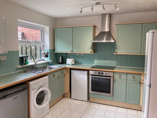 Double & Ensuite Bedrooms Available Now! Main Photo