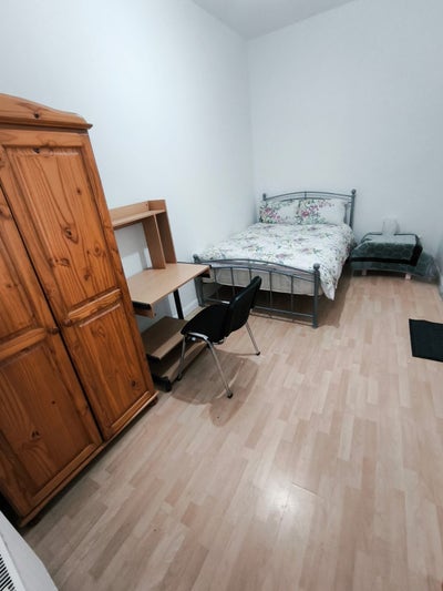 Large Double Room in E14 - Zone 2 Main Photo