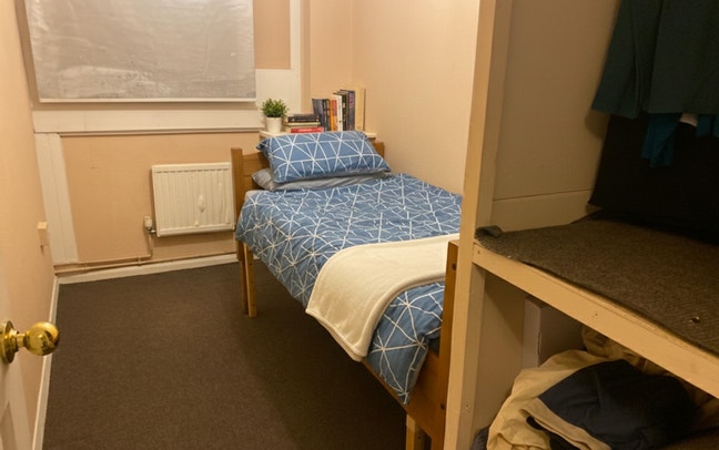 Single room in peaceful household  Main Photo