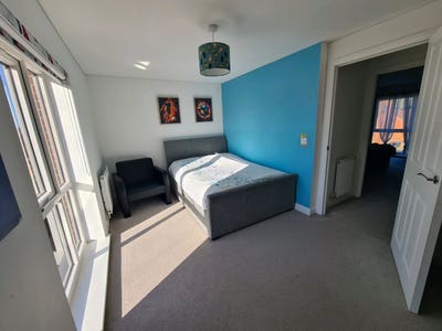 Two Bright Double Rooms in Quiet Home – Live-in LL Main Photo