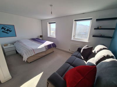 Two Bright Double Rooms in Quiet Home – Live-in LL Main Photo