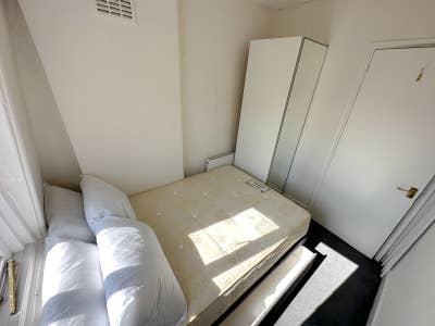 Bright room available immediately in Paddington Main Photo
