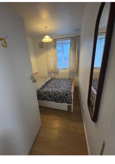 Small room with a double bed Main Photo