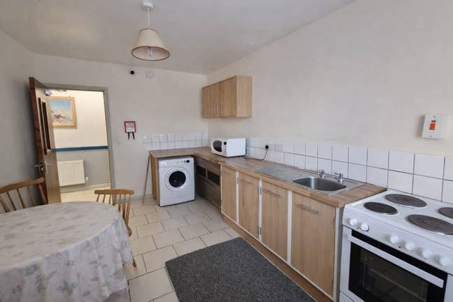 Large, Well-Presented Room &pound;130 per Week WS2 Main Photo
