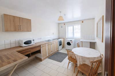 Large, Well-Presented Room &pound;120 per Week WS2 Main Photo