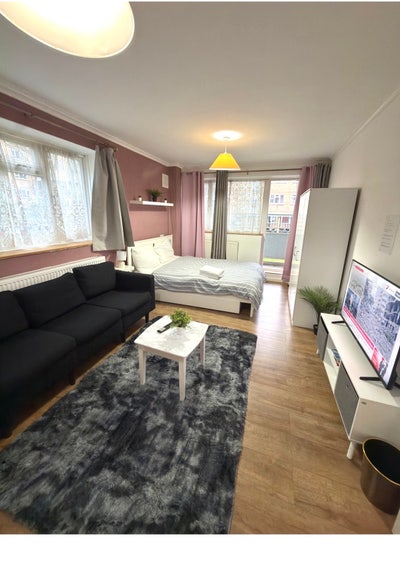  Big Room with Balcony to Let Main Photo