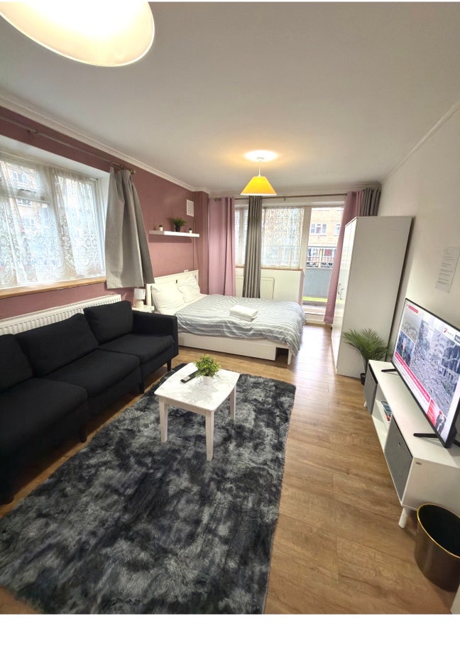  Big Room with Balcony to Let Main Photo