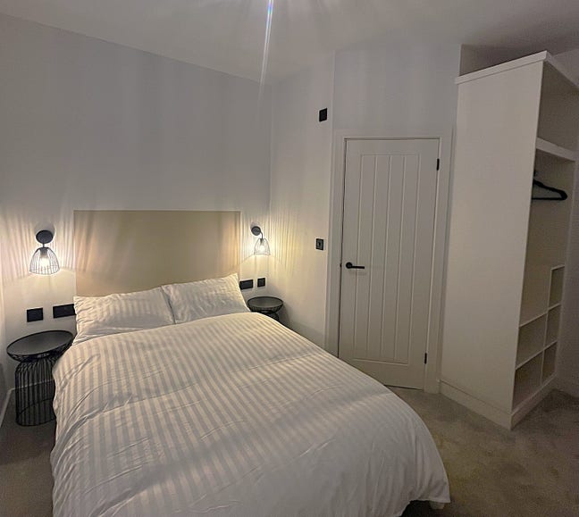 1St Month Half Price New Ensuite Room and Studio! Main Photo