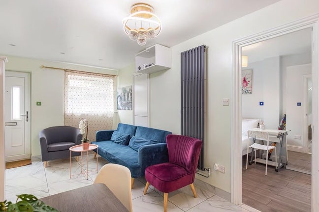 Stunning High Spec En Suite In E14 by Canary Wharf Main Photo