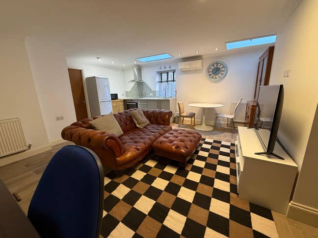 1 Bedroom Furnished Apt Near Custom House Station Main Photo