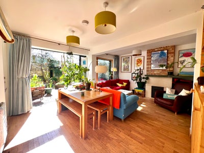 Double room right by Hampstead Heath.  Main Photo