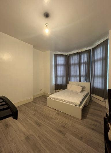4 Rooms in Newly Refurbished Flat 5 Mins from Tube Main Photo