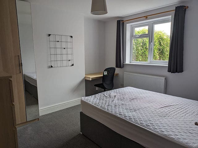 Large double bedroom in shared house  Main Photo