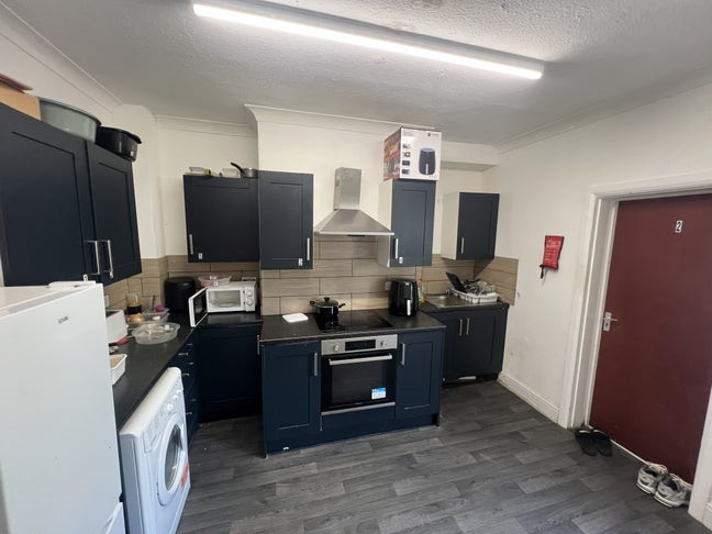 Double Rooms With Ensuite Available Now!  Main Photo