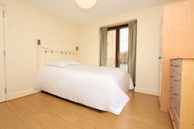 Spacious Room Close to Central Line/District Line Main Photo