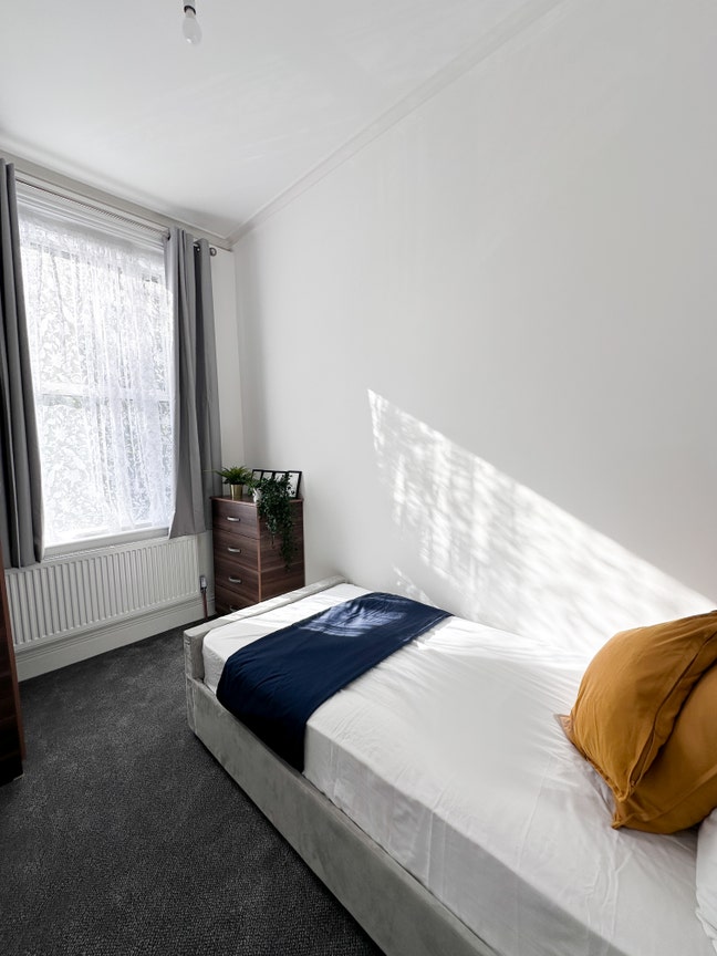 Cozy Single Room 20 mins from Central London Main Photo