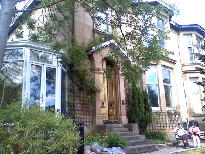 Peaceful Westend Flatshare for Young Professional Main Photo