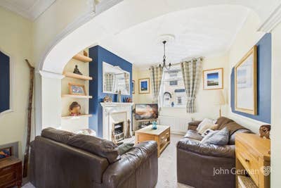 Spacious & bright 2-bed in prime central location Main Photo